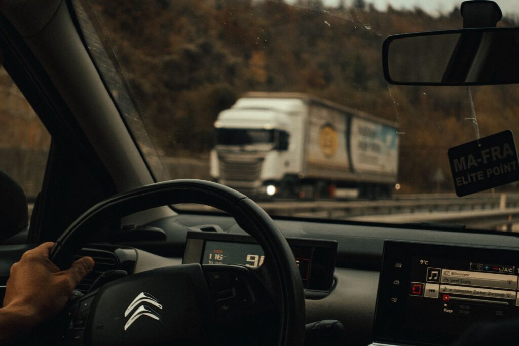 Vista desde el interior del vehículo con un camión adelante en la carretera