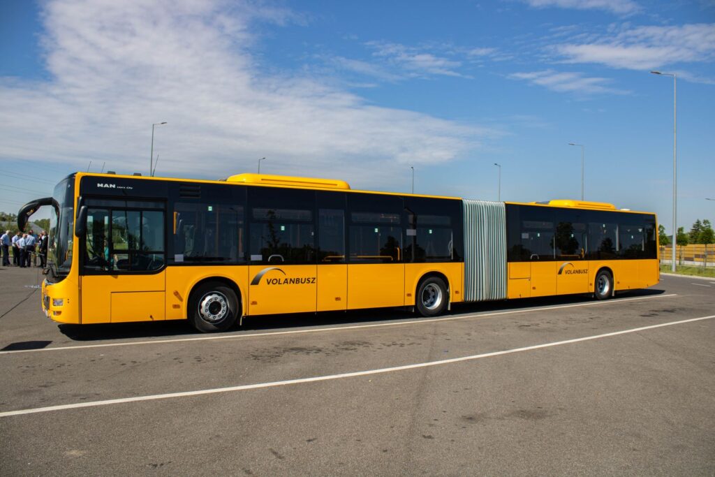 Bus articulado de transporte urbano