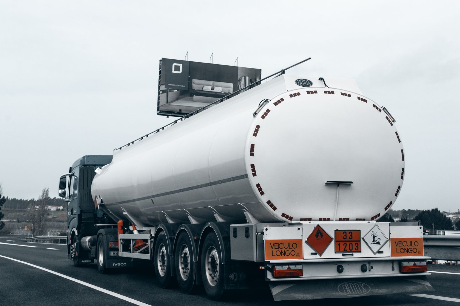 Camión cisterna transportando combustible en carretera