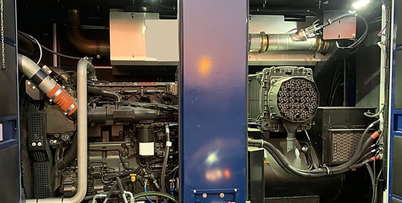 Generador con los compartimientos de motor abiertos, con sistema de supresión Firetrace instalado